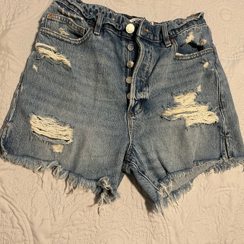 Distressed jeans shorts